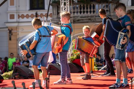 Veselo razpoloženje tudi na drugi festivalski dan Dnevov narodnih noš in oblačilne dediščine v Kamniku (19)